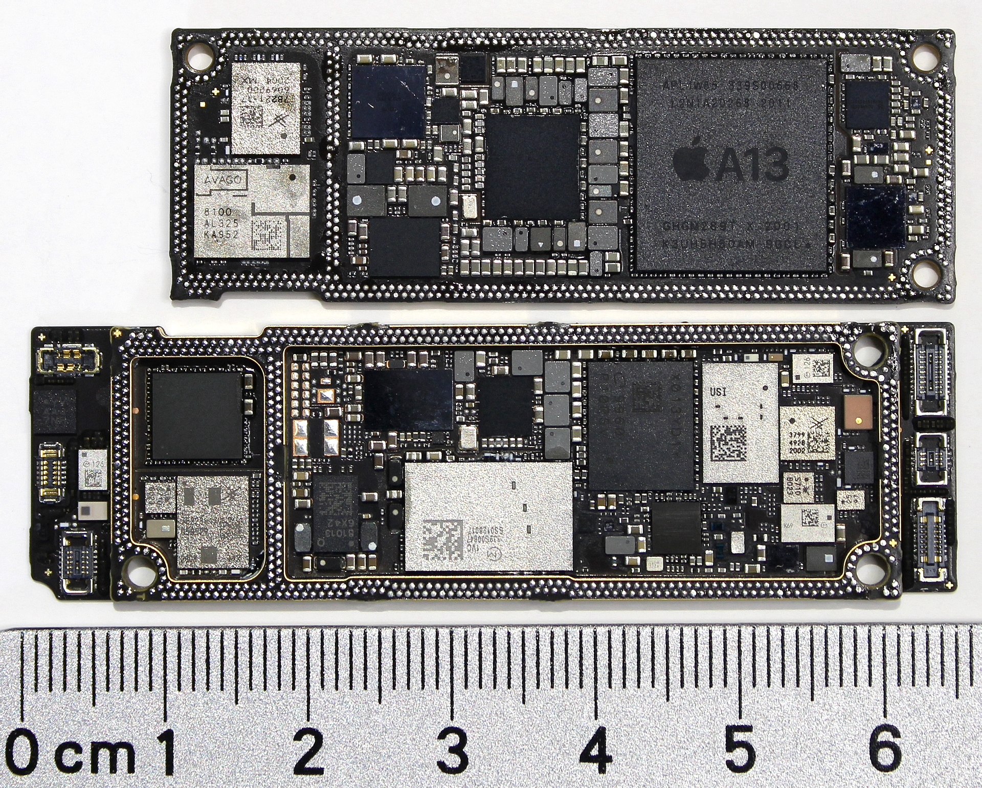 iPhone 11 主板上的 Apple A13 芯片。